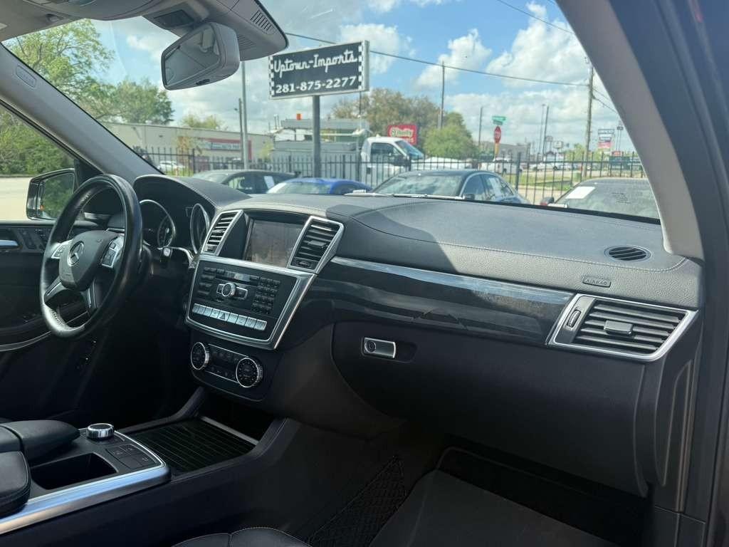 Mercedes-Benz GL 550 Vehicle Full-screen Gallery Image 13