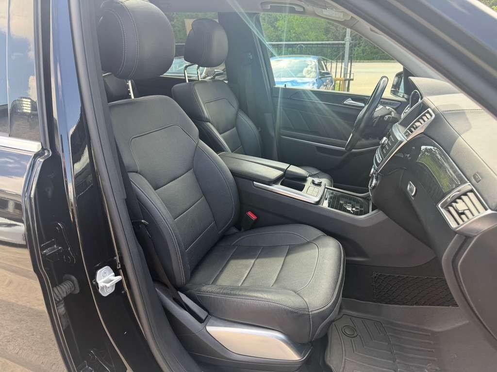 Mercedes-Benz GL 550 Vehicle Full-screen Gallery Image 14