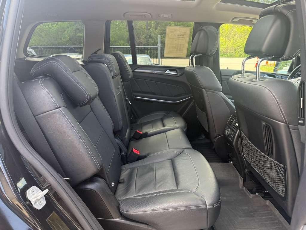 Mercedes-Benz GL 550 Vehicle Full-screen Gallery Image 16