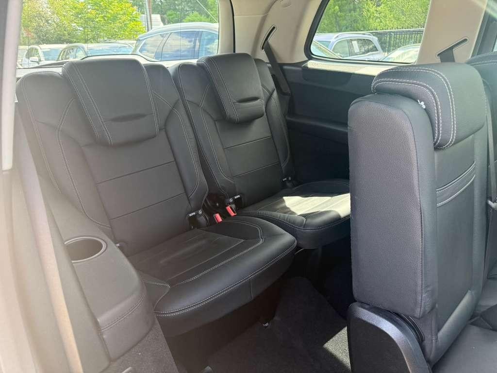 Mercedes-Benz GL 550 Vehicle Full-screen Gallery Image 17