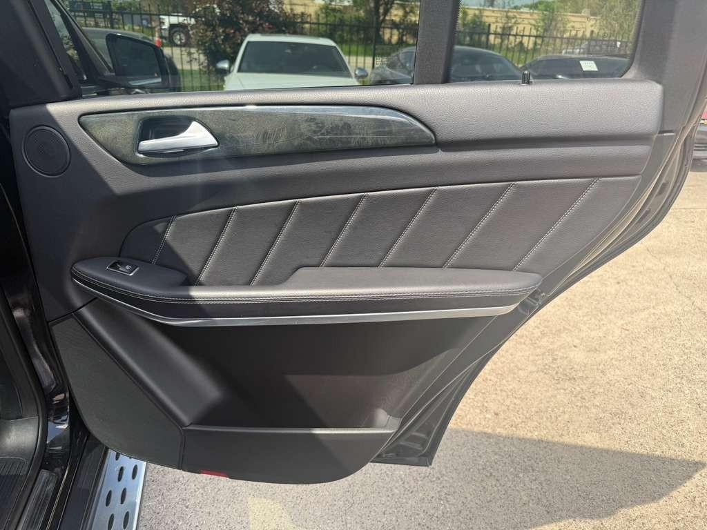 Mercedes-Benz GL 550 Vehicle Full-screen Gallery Image 18