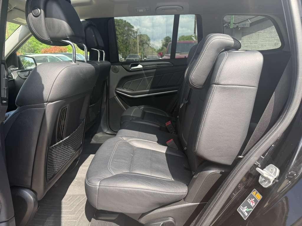 Mercedes-Benz GL 550 Vehicle Full-screen Gallery Image 19