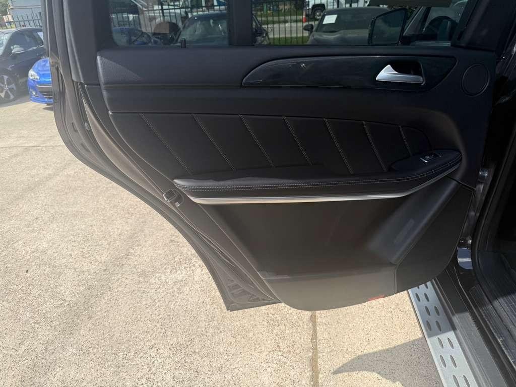 Mercedes-Benz GL 550 Vehicle Full-screen Gallery Image 21