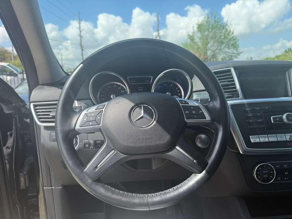 Mercedes-Benz GL 550 Vehicle Full-screen Gallery Image 22