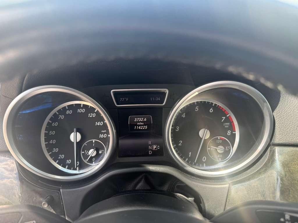 Mercedes-Benz GL 550 Vehicle Full-screen Gallery Image 23