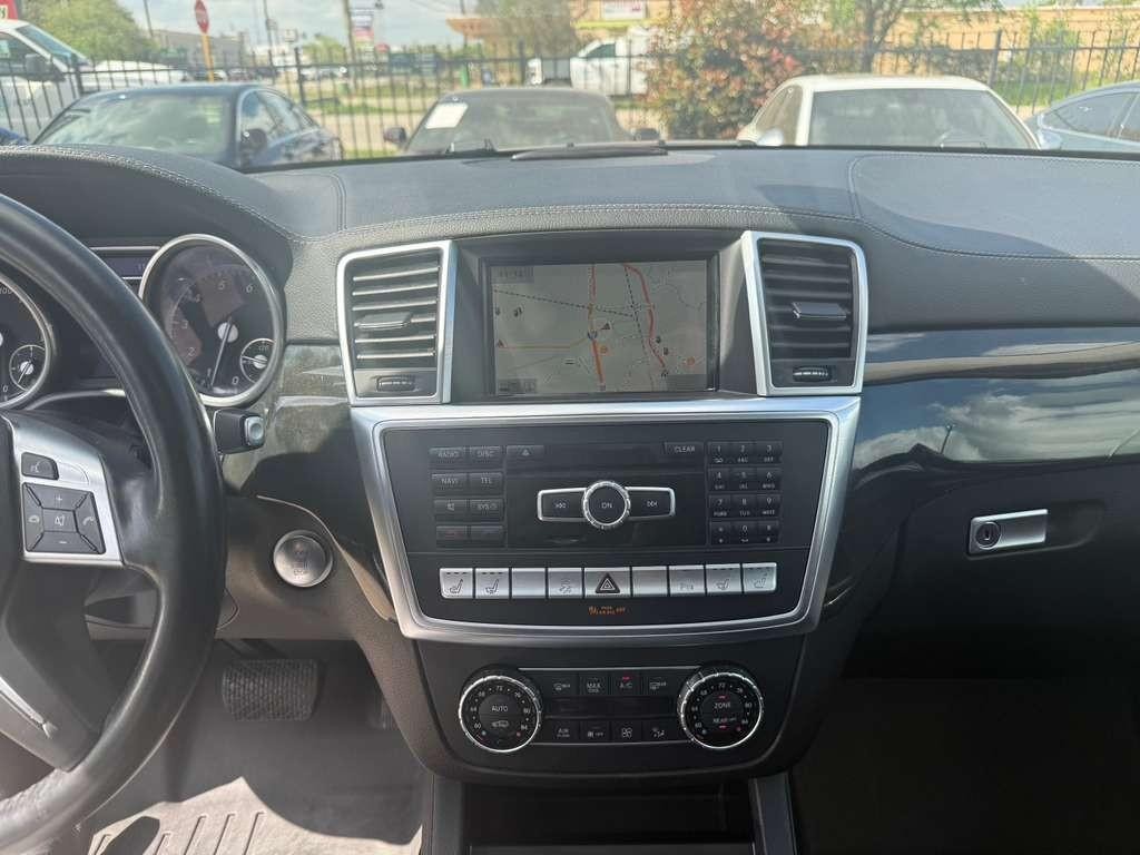 Mercedes-Benz GL 550 Vehicle Full-screen Gallery Image 24