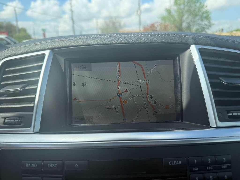 Mercedes-Benz GL 550 Vehicle Full-screen Gallery Image 26