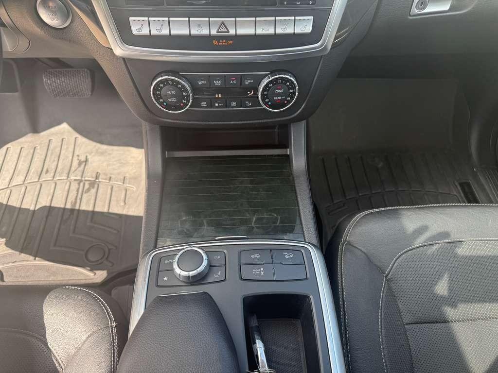 Mercedes-Benz GL 550 Vehicle Full-screen Gallery Image 27