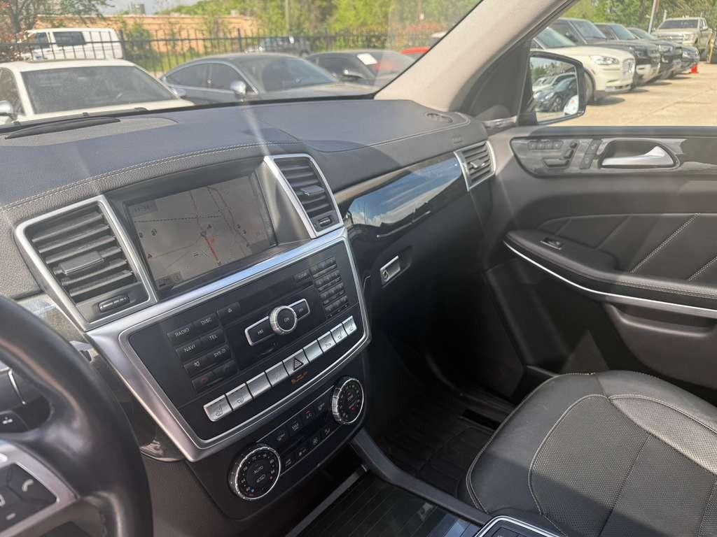 Mercedes-Benz GL 550 Vehicle Full-screen Gallery Image 28