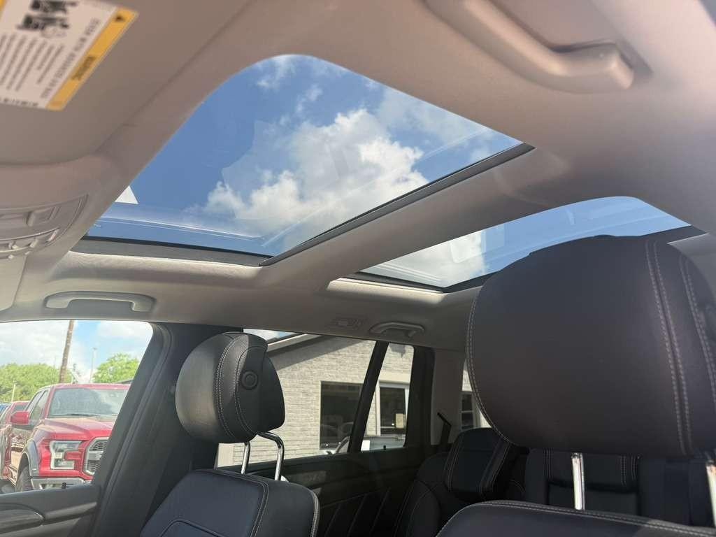 Mercedes-Benz GL 550 Vehicle Full-screen Gallery Image 29