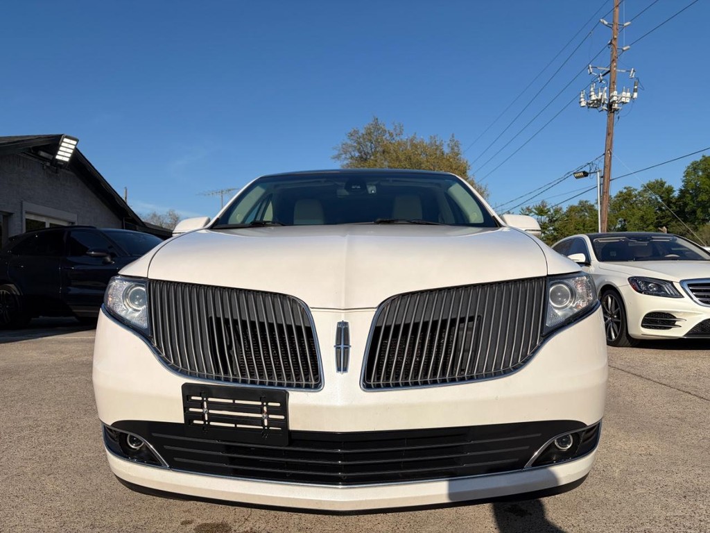 Lincoln MKT Vehicle Full-screen Gallery Image 02