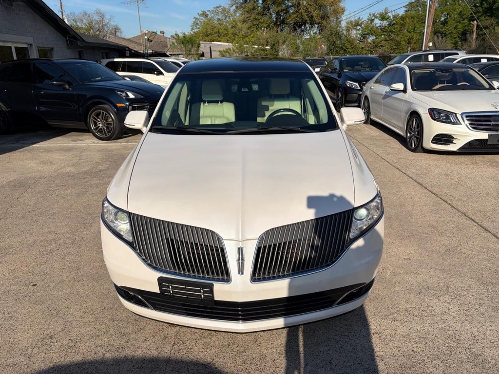 Lincoln MKT Vehicle Full-screen Gallery Image 03