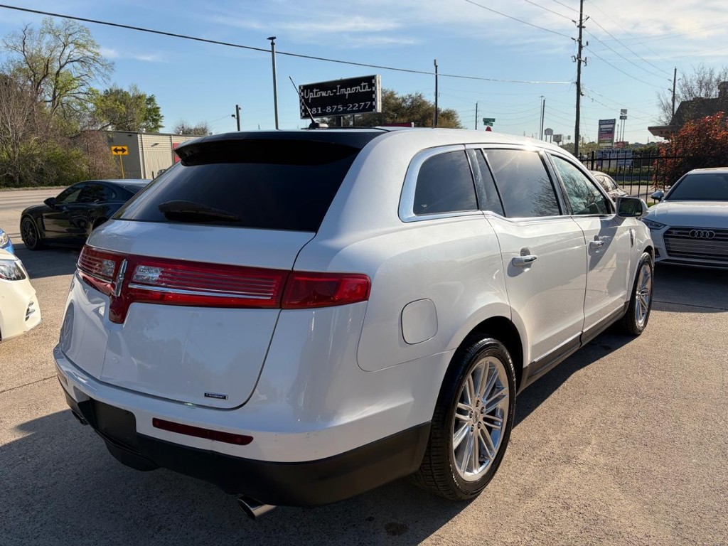 Lincoln MKT Vehicle Full-screen Gallery Image 06