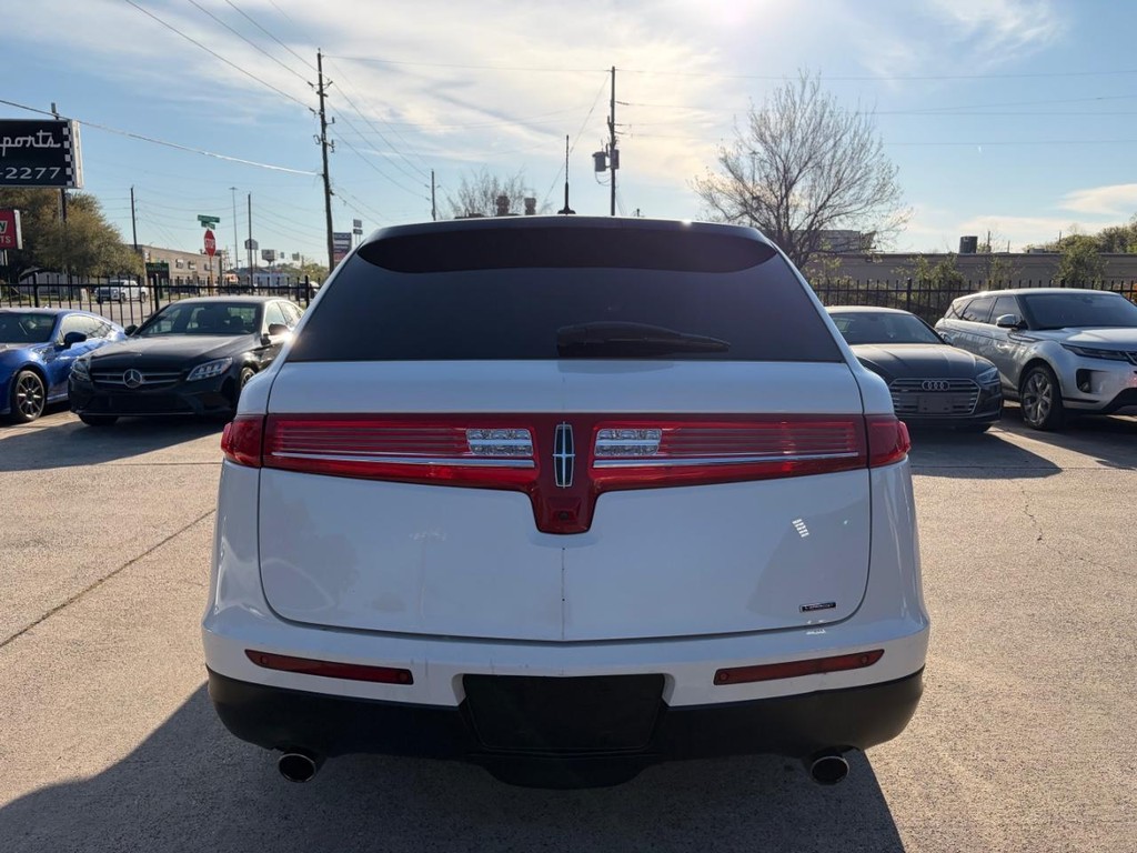 Lincoln MKT Vehicle Full-screen Gallery Image 07