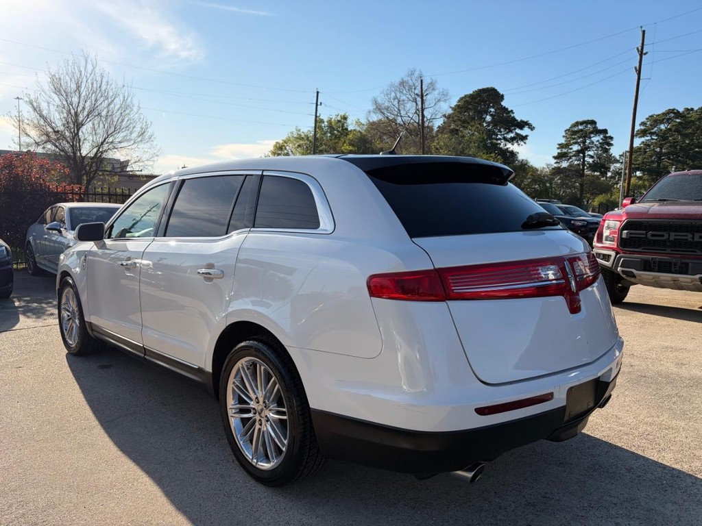 Lincoln MKT Vehicle Full-screen Gallery Image 08