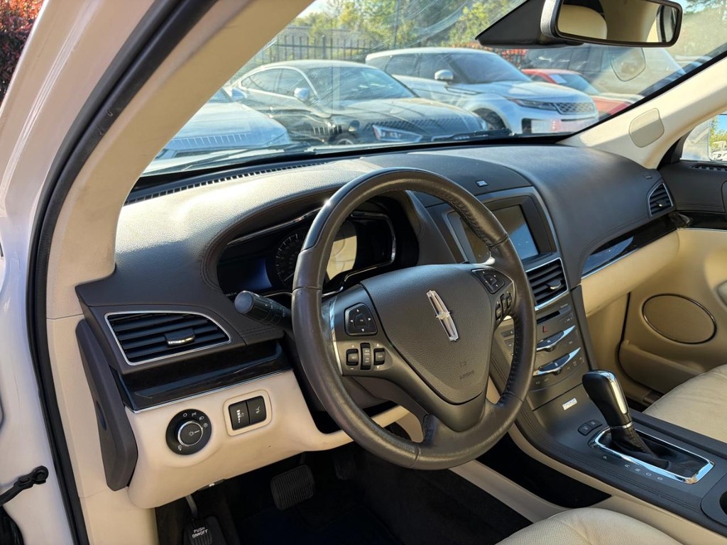 Lincoln MKT Vehicle Full-screen Gallery Image 10