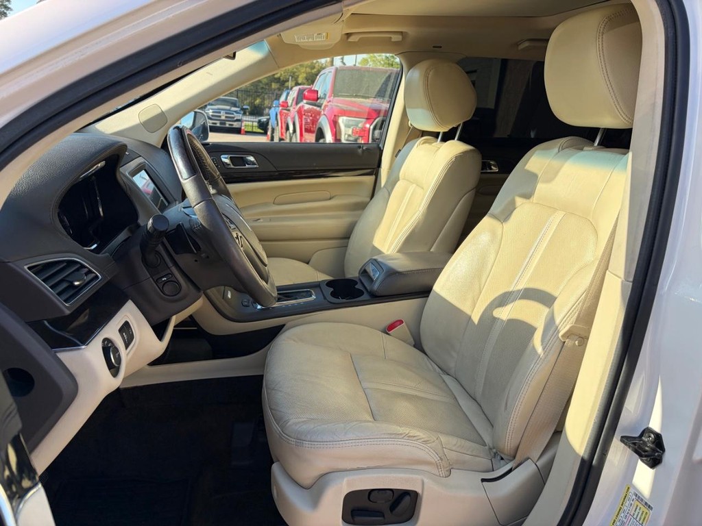 Lincoln MKT Vehicle Full-screen Gallery Image 11