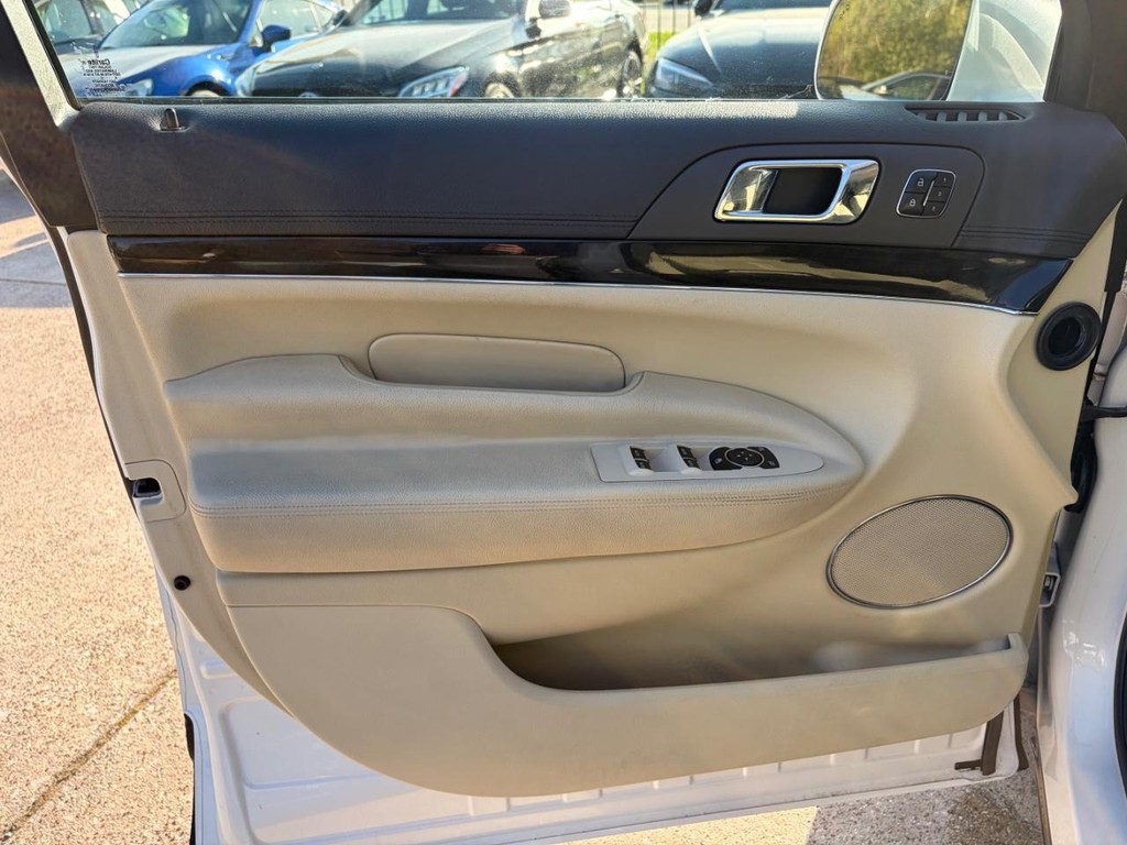 Lincoln MKT Vehicle Full-screen Gallery Image 12