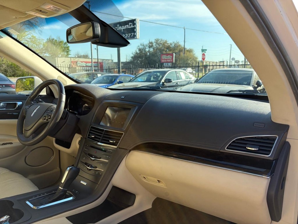 Lincoln MKT Vehicle Full-screen Gallery Image 13