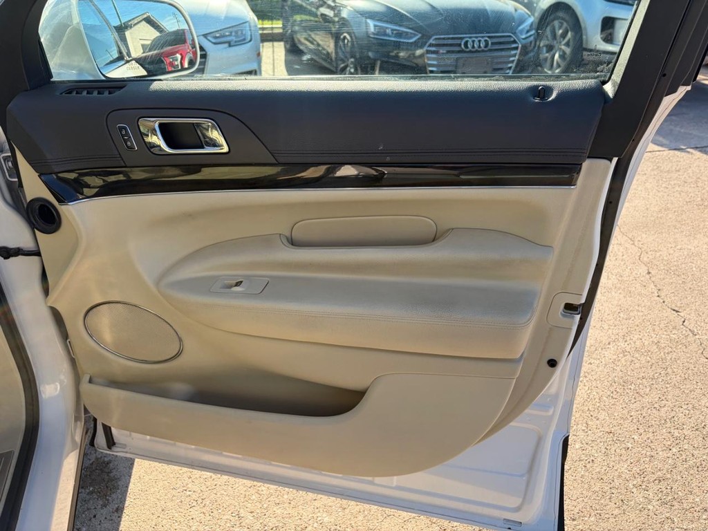 Lincoln MKT Vehicle Full-screen Gallery Image 15