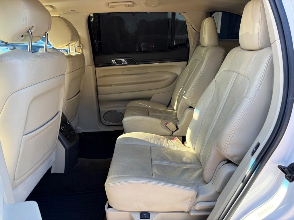 Lincoln MKT Vehicle Full-screen Gallery Image 16