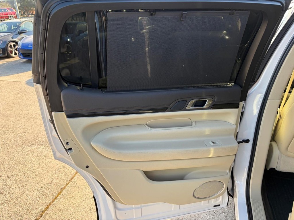 Lincoln MKT Vehicle Full-screen Gallery Image 17