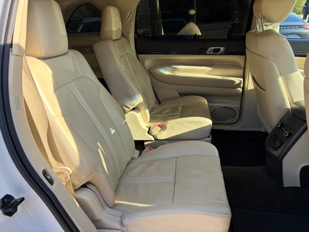 Lincoln MKT Vehicle Full-screen Gallery Image 18