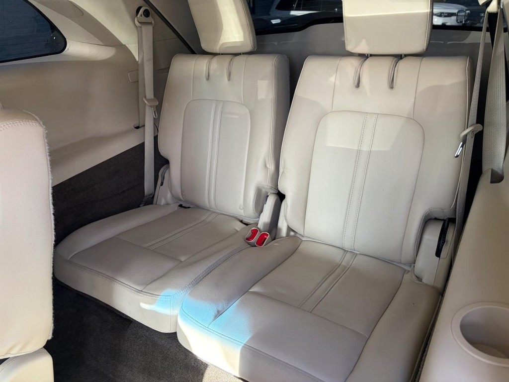 Lincoln MKT Vehicle Full-screen Gallery Image 20