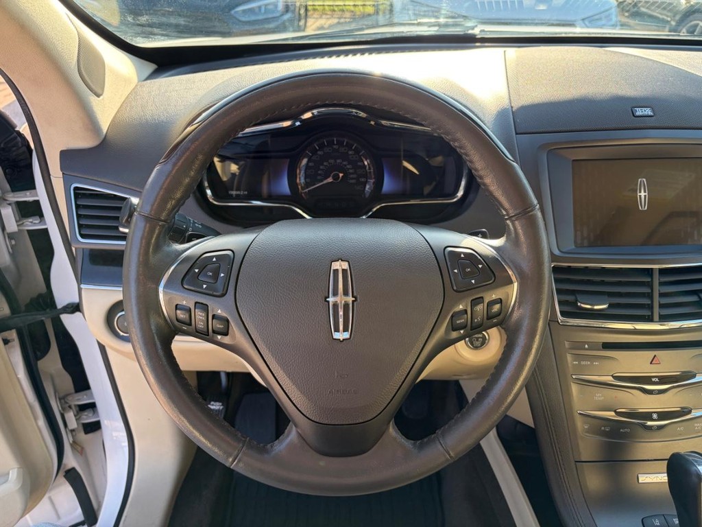 Lincoln MKT Vehicle Full-screen Gallery Image 21