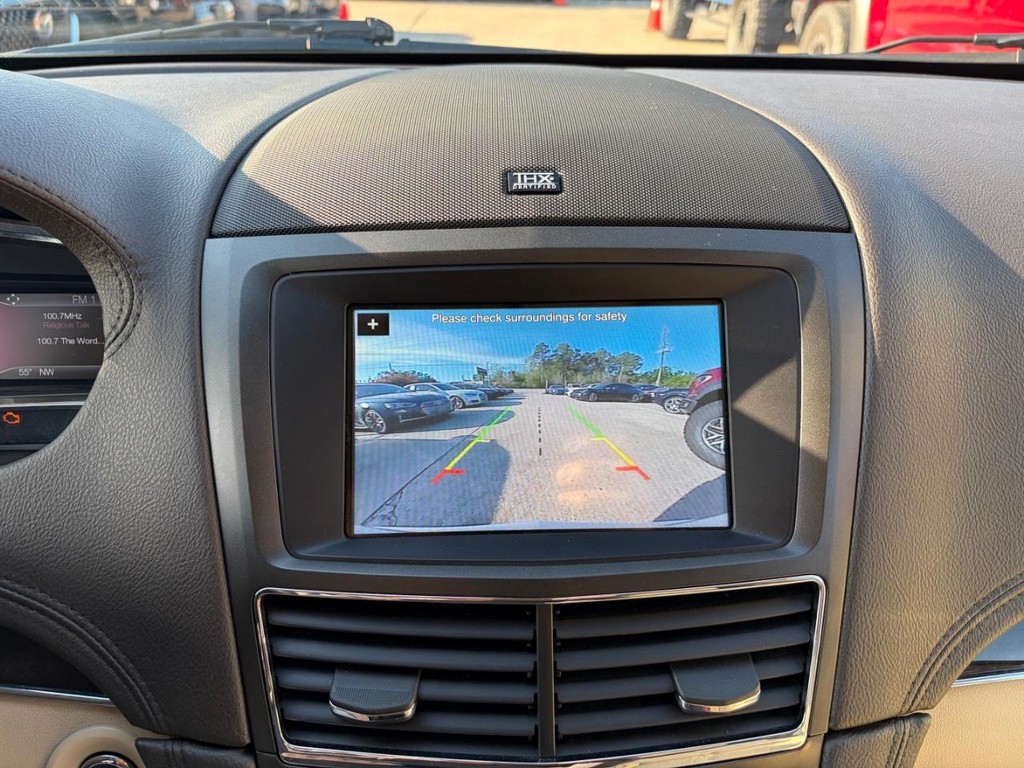 Lincoln MKT Vehicle Full-screen Gallery Image 24