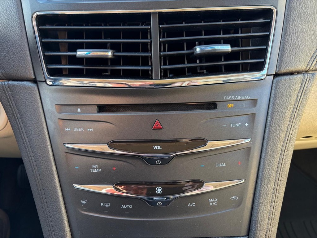 Lincoln MKT Vehicle Full-screen Gallery Image 25