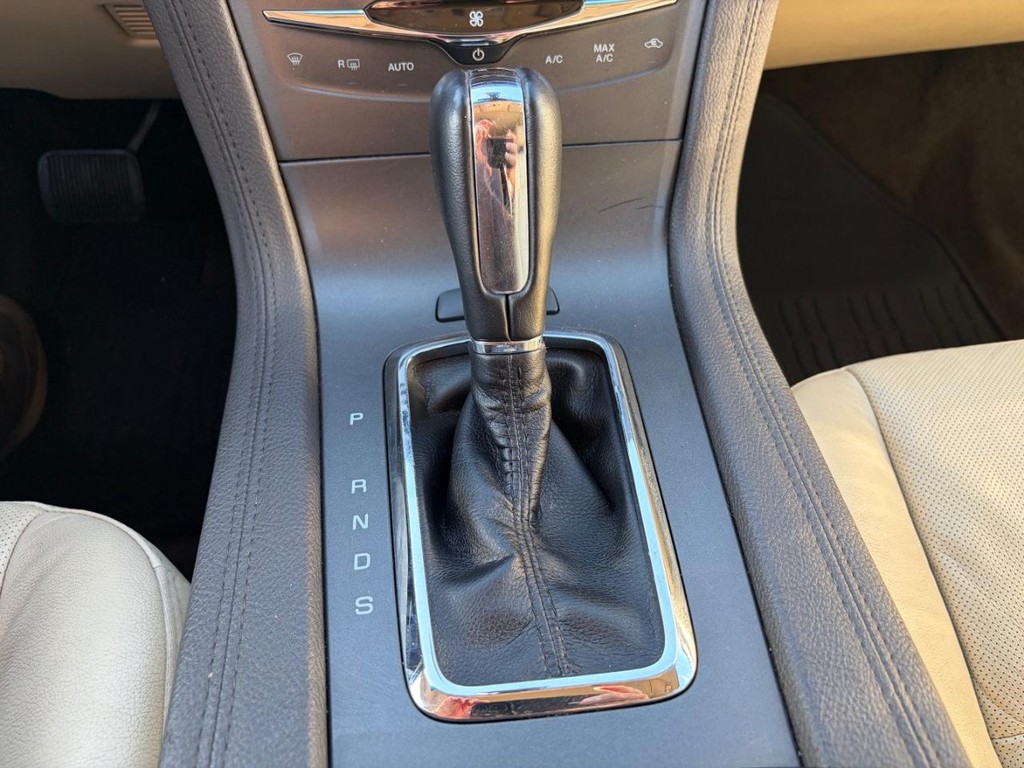 Lincoln MKT Vehicle Full-screen Gallery Image 26