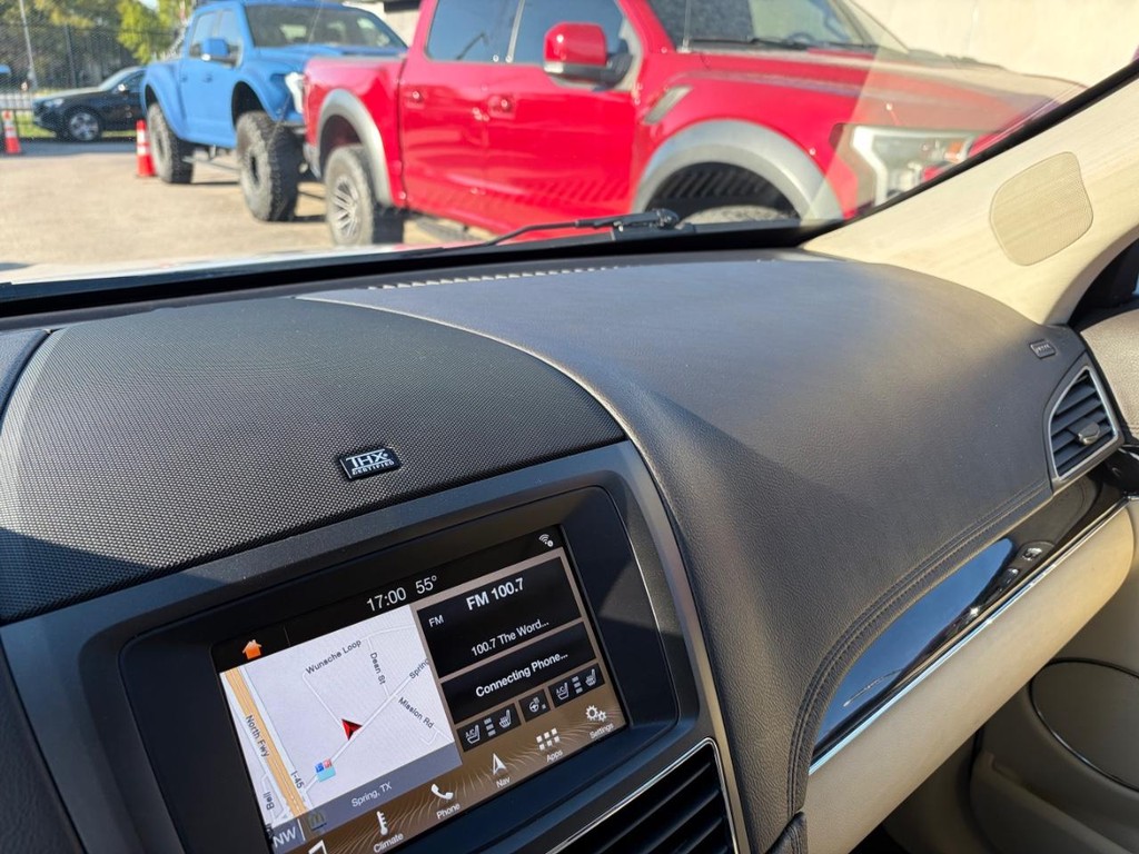 Lincoln MKT Vehicle Full-screen Gallery Image 27