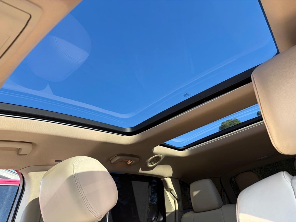 Lincoln MKT Vehicle Full-screen Gallery Image 28