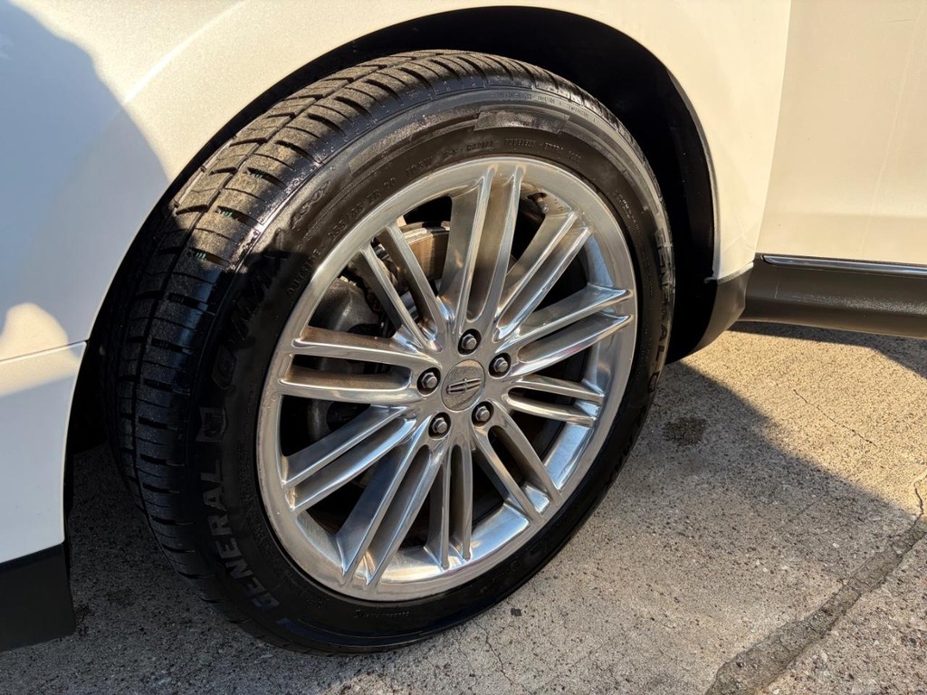 Lincoln MKT Vehicle Full-screen Gallery Image 29