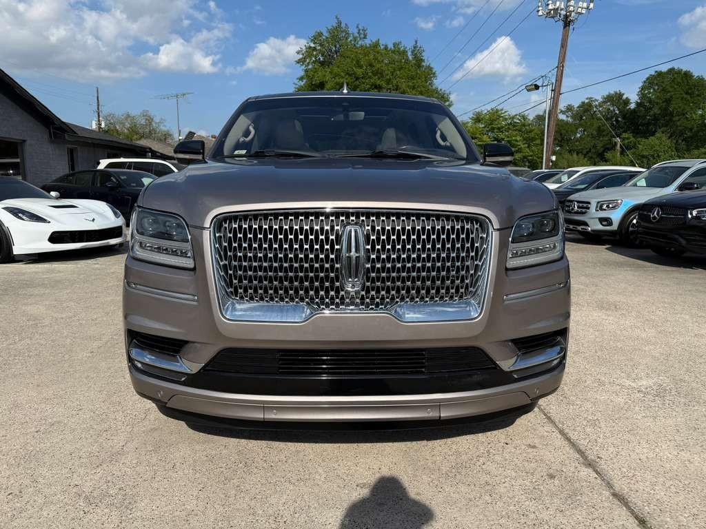 Lincoln Navigator L Vehicle Full-screen Gallery Image 02