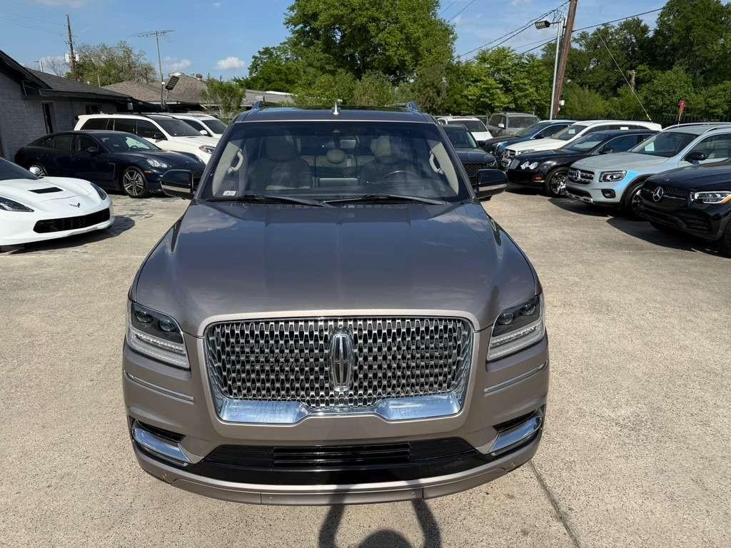 Lincoln Navigator L Vehicle Full-screen Gallery Image 03