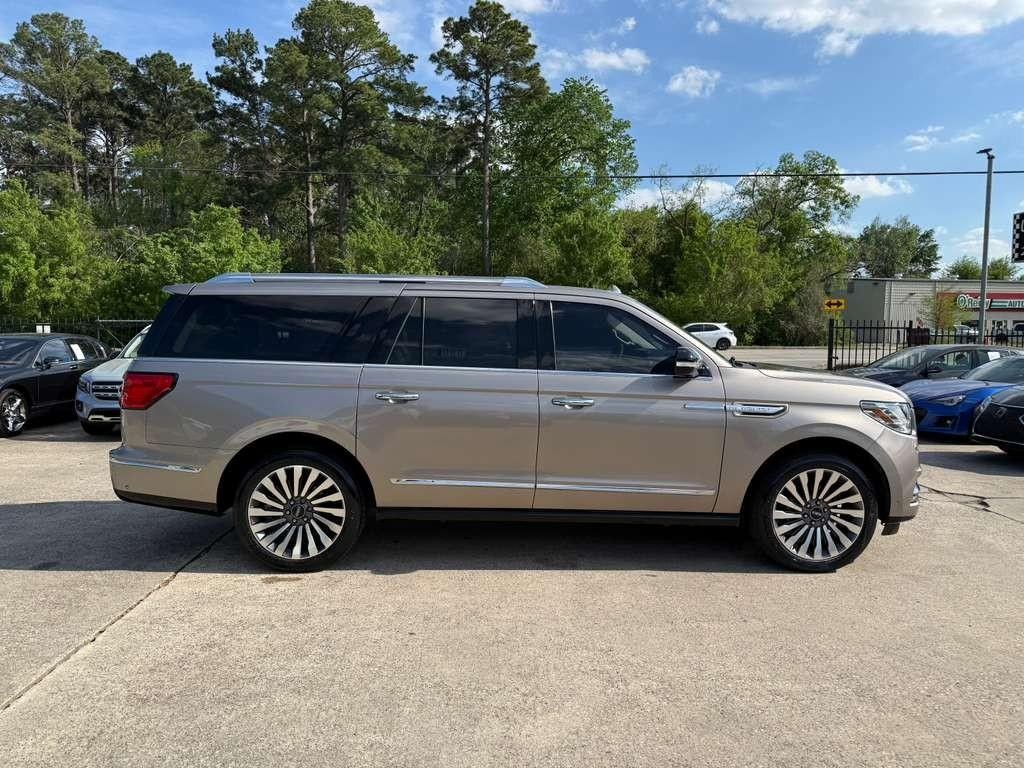 Lincoln Navigator L Vehicle Full-screen Gallery Image 05