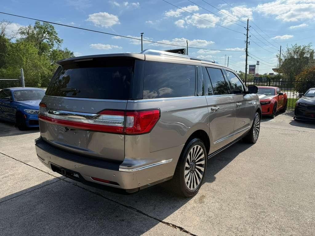 Lincoln Navigator L Vehicle Full-screen Gallery Image 06