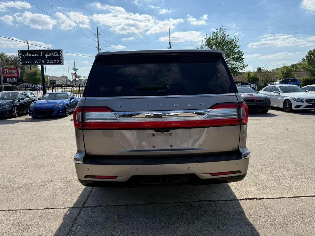Lincoln Navigator L Vehicle Full-screen Gallery Image 07