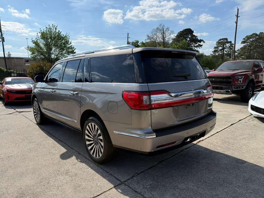 Lincoln Navigator L Vehicle Full-screen Gallery Image 08
