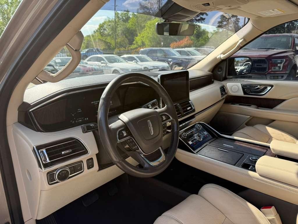 Lincoln Navigator L Vehicle Full-screen Gallery Image 10