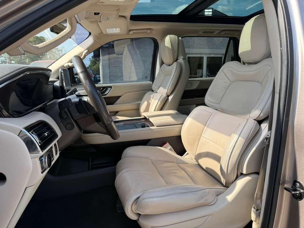 Lincoln Navigator L Vehicle Full-screen Gallery Image 11