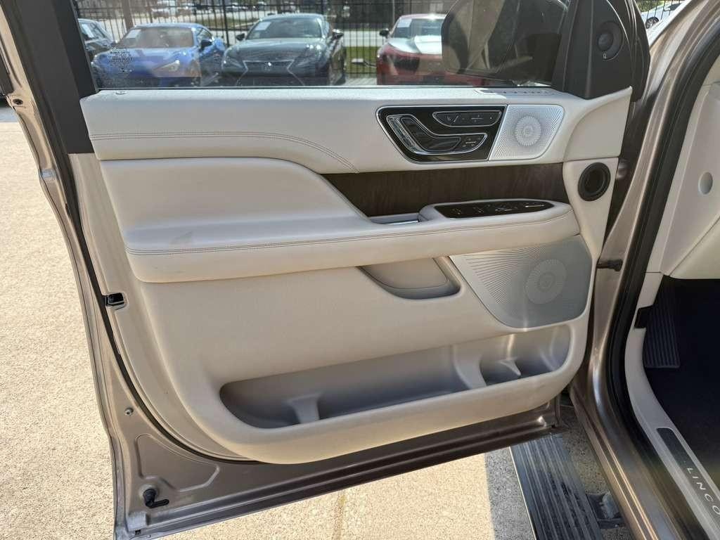 Lincoln Navigator L Vehicle Full-screen Gallery Image 12