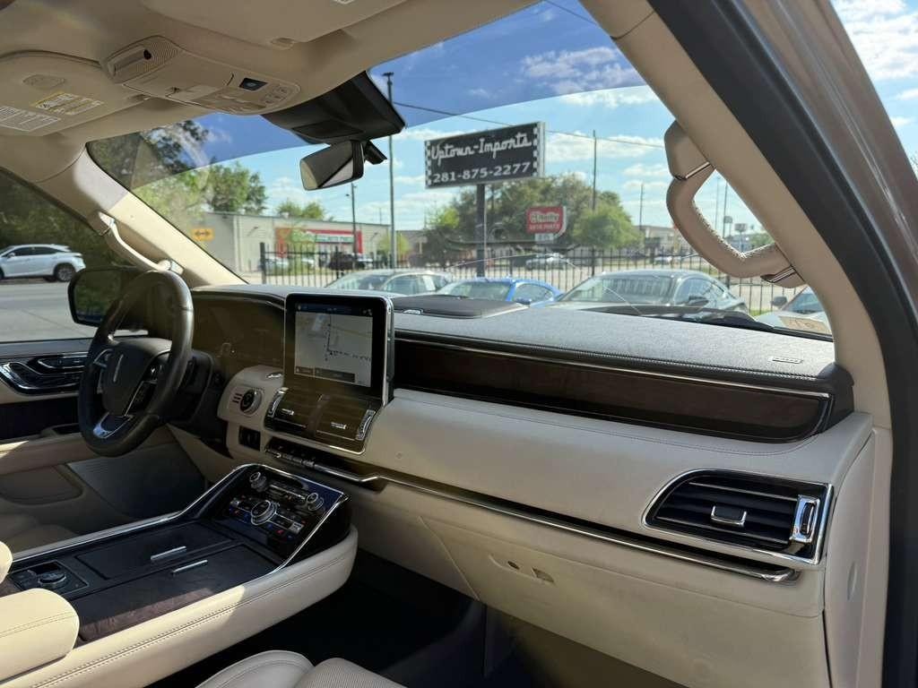 Lincoln Navigator L Vehicle Full-screen Gallery Image 13