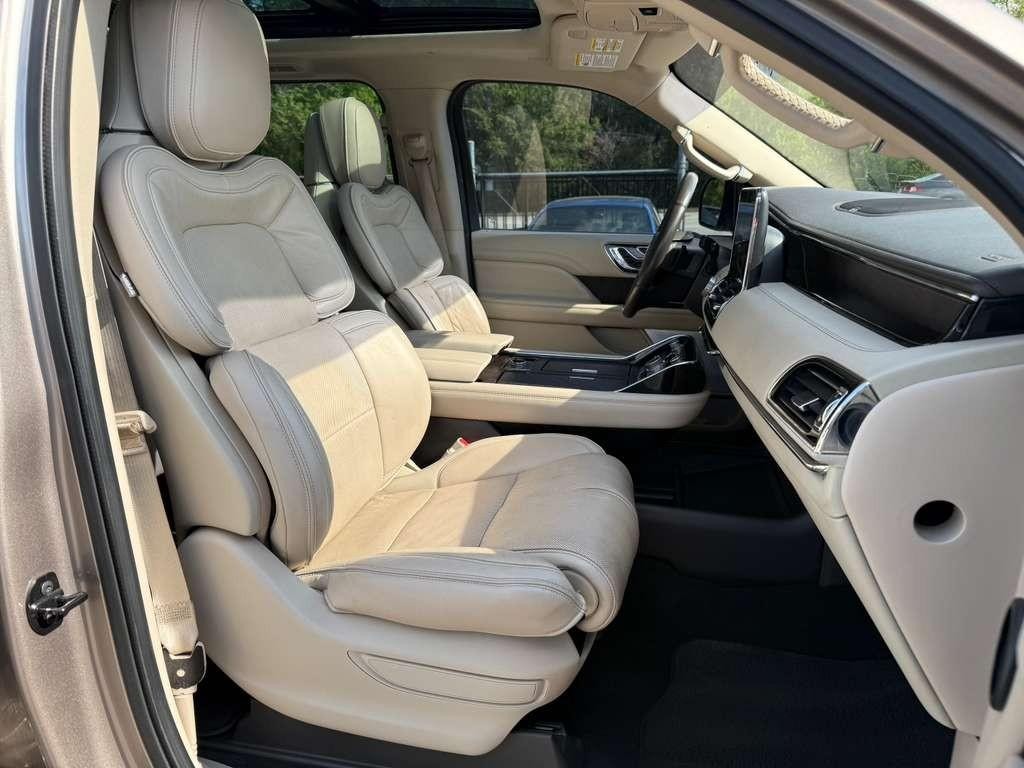 Lincoln Navigator L Vehicle Full-screen Gallery Image 14