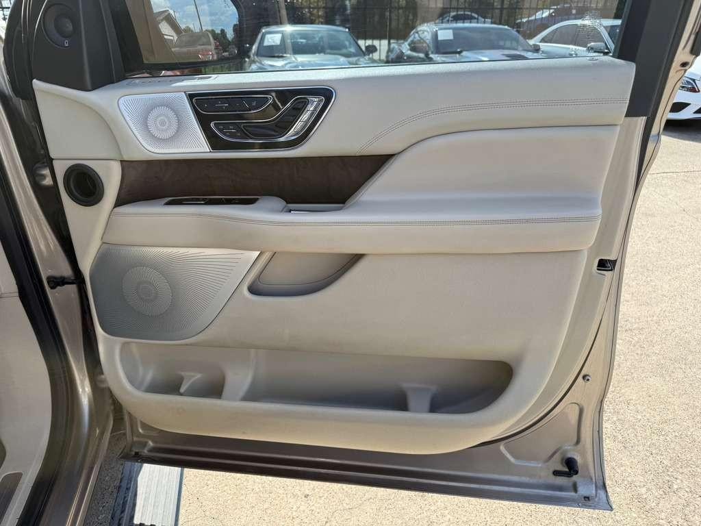 Lincoln Navigator L Vehicle Full-screen Gallery Image 15