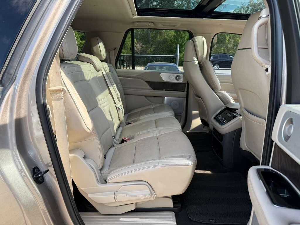 Lincoln Navigator L Vehicle Full-screen Gallery Image 16