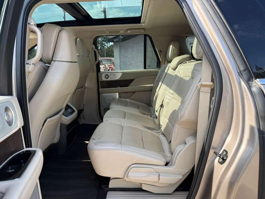 Lincoln Navigator L Vehicle Full-screen Gallery Image 18