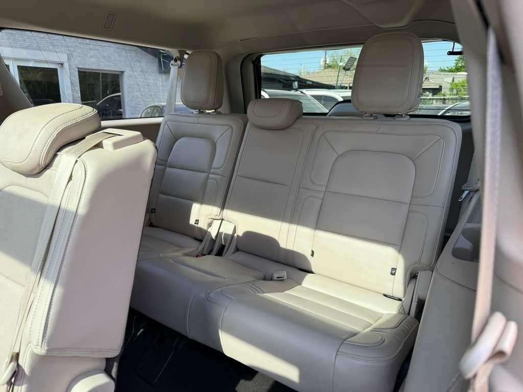 Lincoln Navigator L Vehicle Full-screen Gallery Image 19